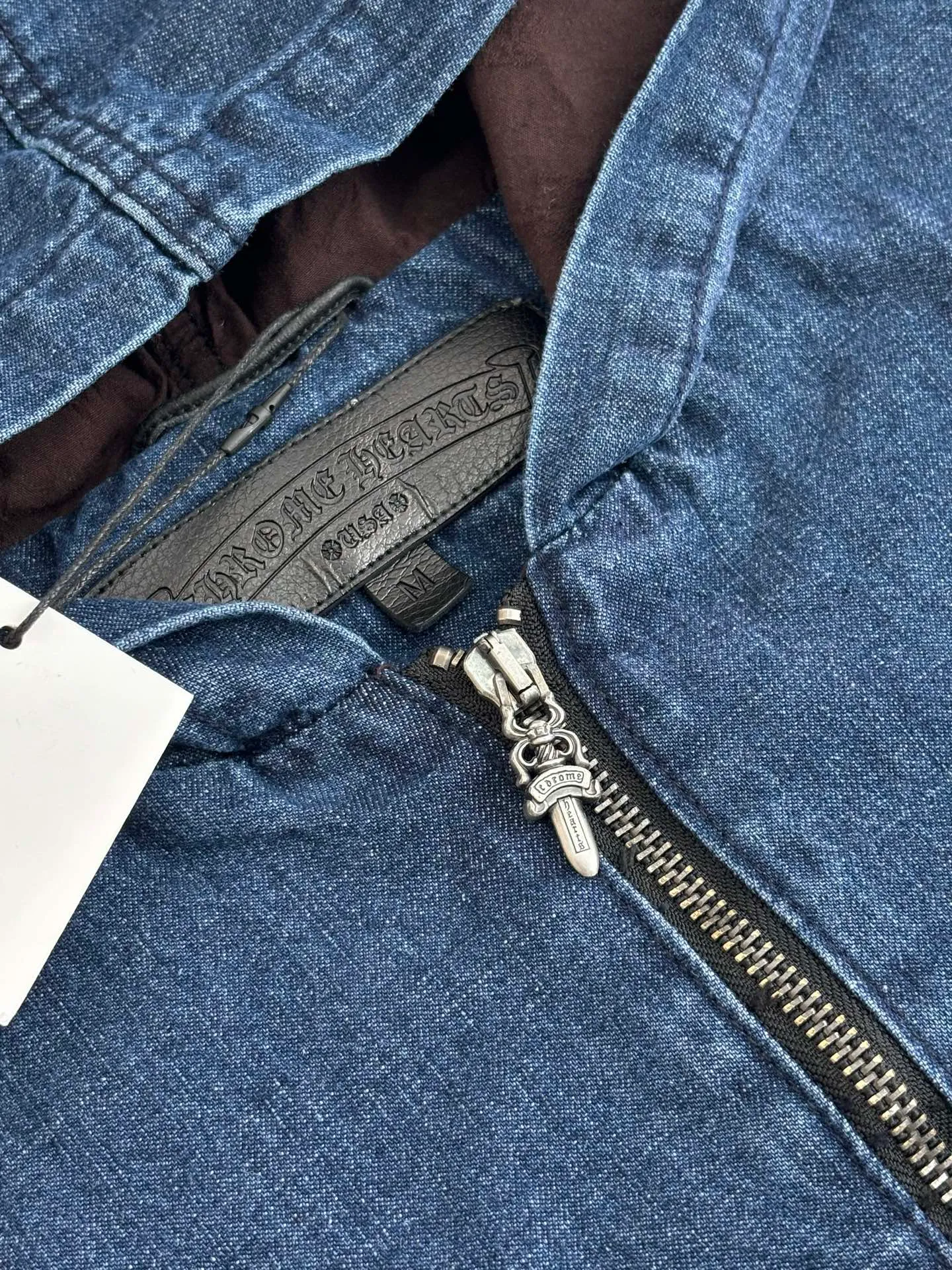 P770 Chrome Heart*/Chrome Heart Ch half-zip patchwork leather contrasting denim jacket. The original domestic spot purchase is 3.4W. The development cost is extremely high. The fabric is made of high-density pure cotton twill denim material imported from Italy. The jacquard lining requires a minimum order of 1,000 meters. The loss is huge. The printing is based on the original version and is hand-made glue printing. The focus is on hand-sewing sheepskin crosses. The gold content is extremely high. Real antique silver chain heads (key points: zipper pullers are sprayed with silver to make them old). Size: S/M/L